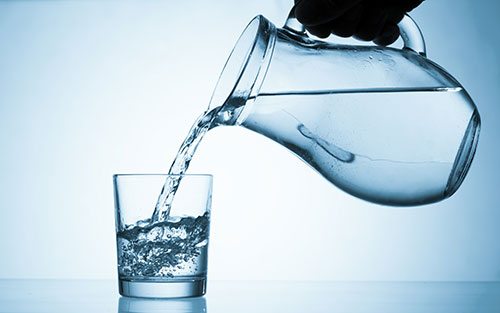 Beber água acelera o metabolismo e ajuda a emagrecer