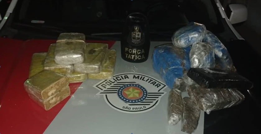 Na noite desta segunda-feira, a polícia militar apreendeu cerca de 16 kg de drogas em um veículo.  O homem de 25 anos estava na Avenida Leonil Crê Bortolosso, em Osasco, e ao perceber a presença da polícia abandonou o carro e tentou fugir a pé,  porém o mesmo foi detido.  Dentro do HB20 branco, foram encontrados 9 tijolos de maconha e 7 de tijolos de crack, além da quantia de R $44.  As drogas apreendidas foram encaminhadas para a perícia, e o criminoso confessou que estava levando as drogas até a cidade de Cubatão. O homem foi preso em flagrante e indiciado por tráfico de drogas. O caso foi registrado pelo 5º Distrito de Polícia de Osasco.