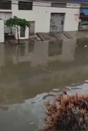 Chuva causa alagamentos em Osasco