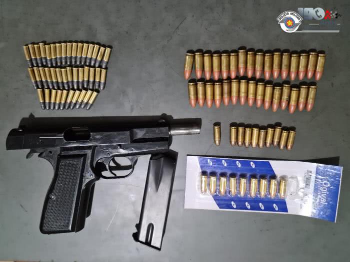 A polícia foi acionada para verificar uma ocorrência envolvendo disparo com arma de fogo, na Zona Norte de Osasco.  Ao chegar no local, a polícia encontrou a vítima que contou que o irmão foi ao seu encontro para esclarecer divergências familiares. A vítima disse que o irmão acabou se alterando e disparou tiros contra ele.  O homem que realizou os disparos não estava mais no local, porém foi encontrado e preso logo na sequência.  O mesmo confessou o crime, e junto dele foi apreendido uma pistola 9mm com numeração raspada, 31 munições de 9mm, 19 munições de 32 auto e 40 munições de 22.  O caso foi registrado como tentativa de homicídio no 5º DP de Osasco e o homem se encontra preso à disposição da Justiça.
