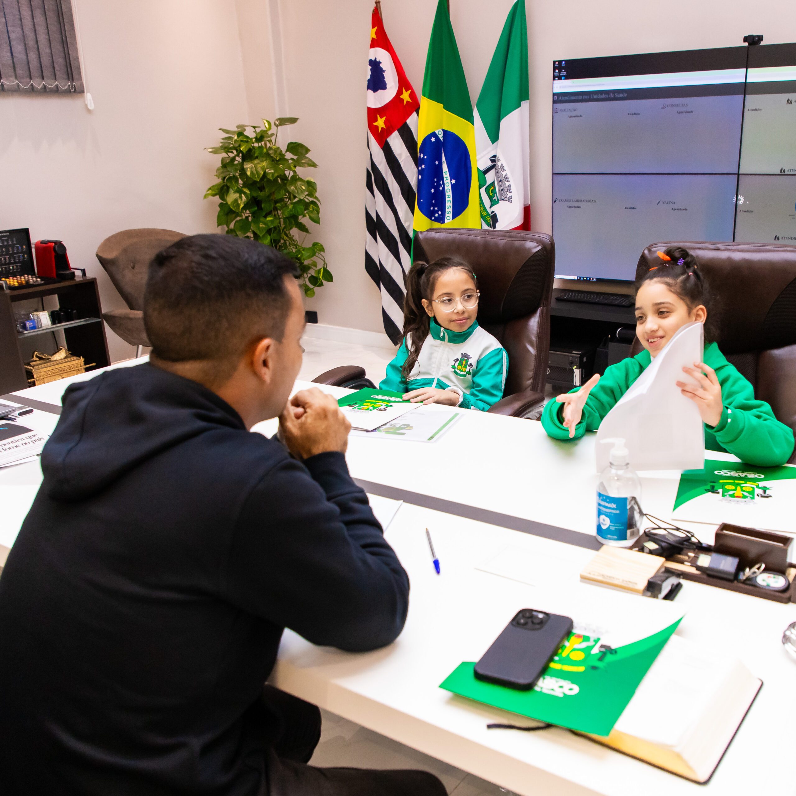 Prefeito recebe visita de autoridades mirins