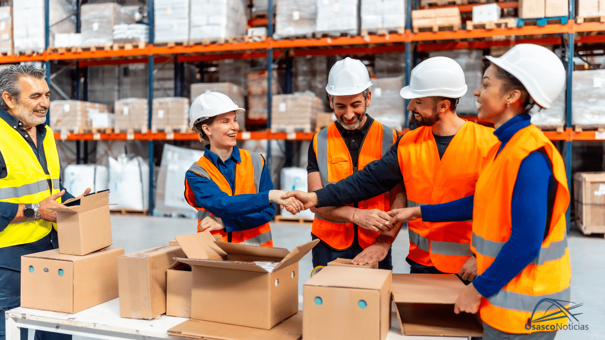 Foto de um galpão logístico moderno com pacotes da Shopee.